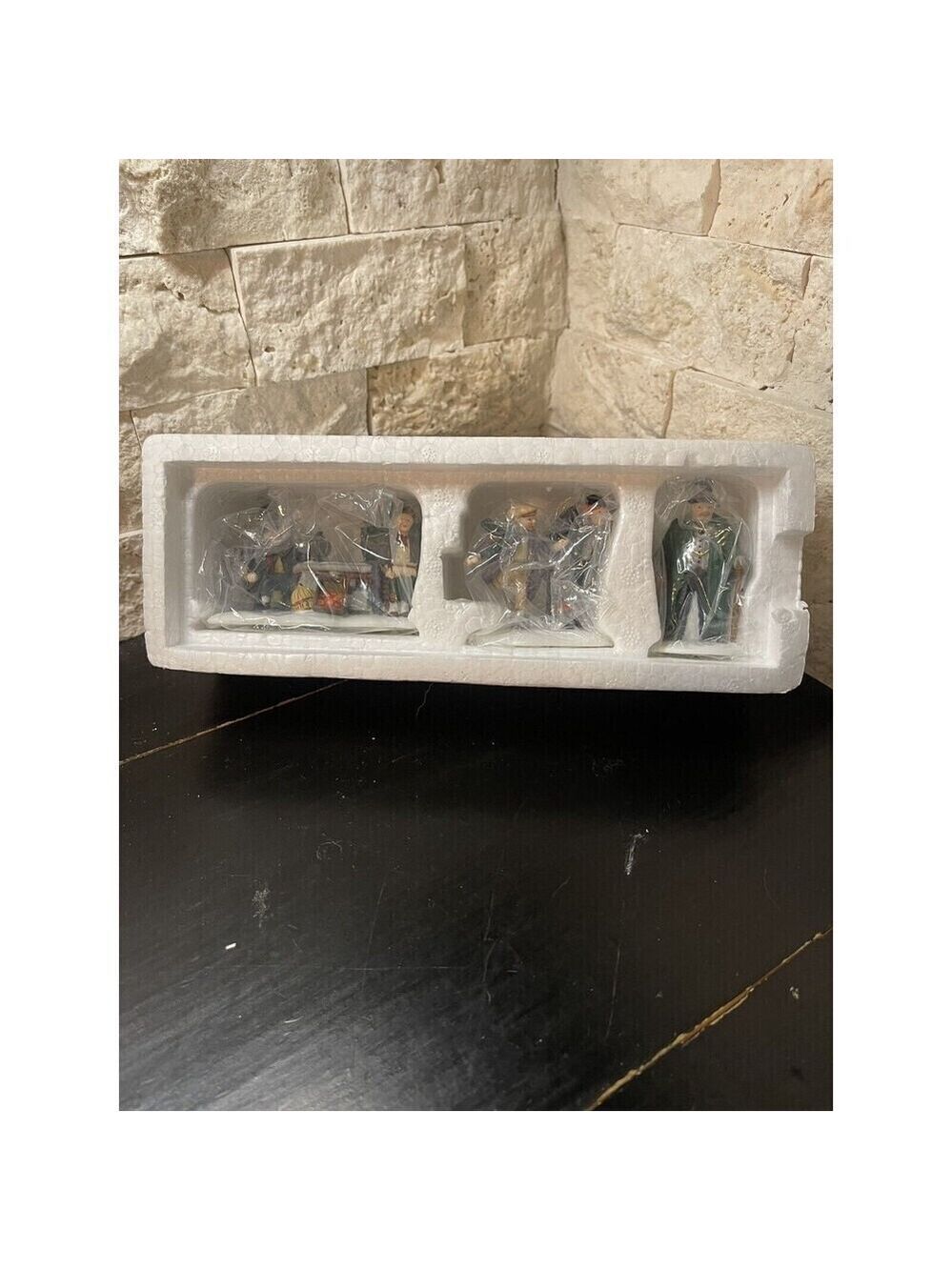 Dept 56 Oliver Twist Heritage Village Set Of 3 Porcelain Figurines #5554-9 - Picture 8 of 8